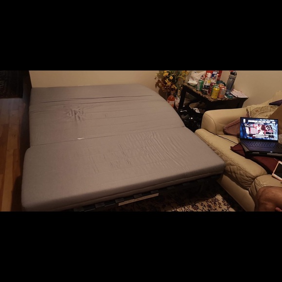 The bed almost new very clean price negotiated - Picture 2 of 3